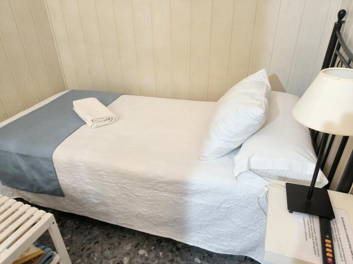 Pension Perez Montilla Sevilla Eksteriør billede